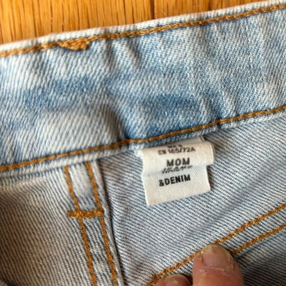 H & M Ultra high waist light wash button fly mom‎ jeans size 6 - Picture 4 of 10